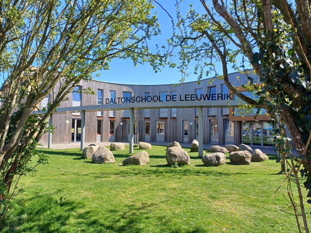 Foto Elke vogel zingt zijn eigen lied