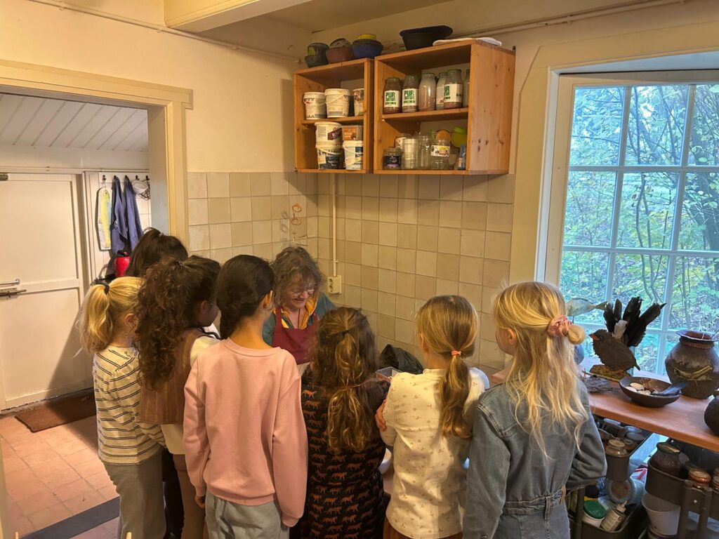 Foto De kleioven draait straks overuren op de Koningin Julianaschool in Leiderdorp